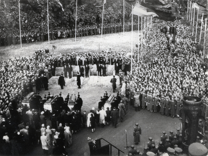 Fiumei Úti Nemzeti Sírkert (Kerepesi temető) – Rajk László, Pálffy György, Szőnyi Tibor és Szalai András újratemetése 1956. október 6-án