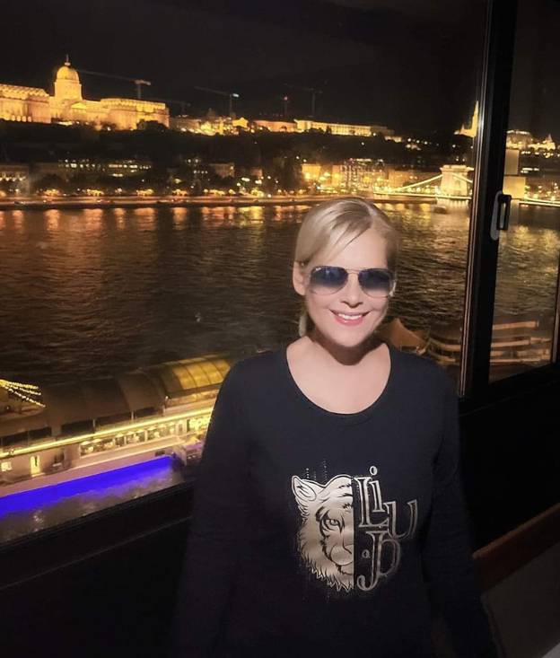 C. C. Catch az egyik budapesti hotelből fotózkodott, a háttérben a budai Várral és a Lánchíddal.