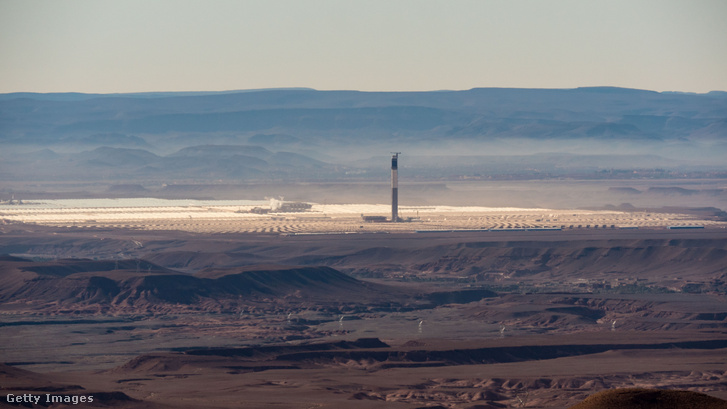 Ouarzazate koncentrált napfényerőmű Marokkóban. Félmillió tükör irányítja a sok százszorosára felerősített napsugarakat a magas torony tetejére, ahol megolvasztják a sóoldatot. Mivel éjjel sem hűl le, egész nap képes elektromos áramot termelni az erőmű