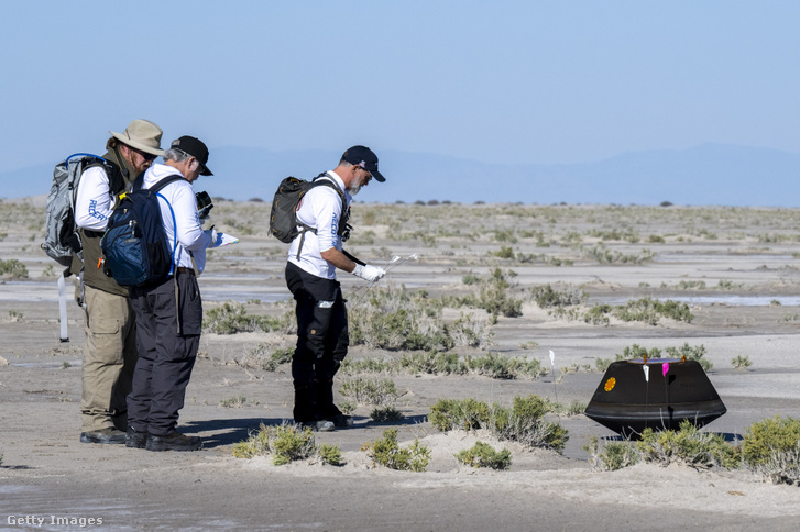 A NASA munkatársai és az OSIRIS-REx visszatérő egysége, nem sokkal földet érés után az utahi sivatagban 2023 szeptemberében