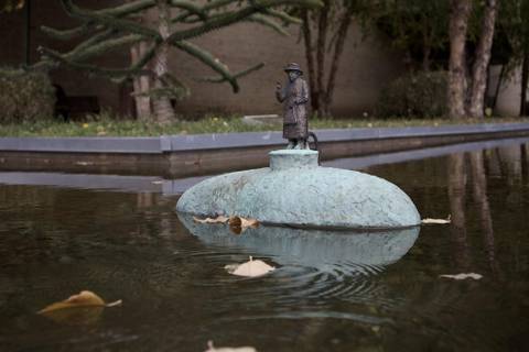 Elizabeth II gets a new mini statuette in Budapest