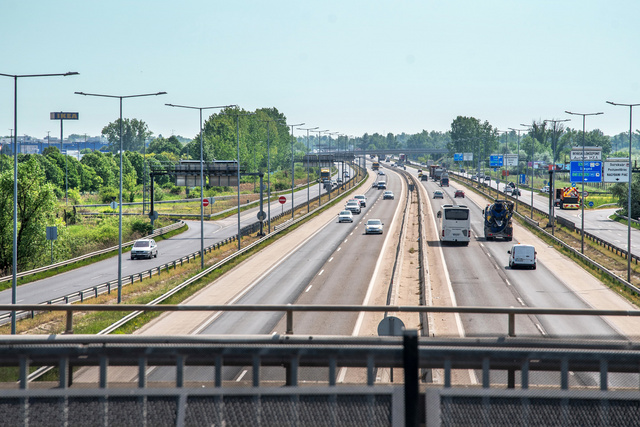 Nehéz lesz közlekedni az M5-ös autópályán – az érintett útszakaszon hétfőig nagy forgalmi dugókra kell számítani