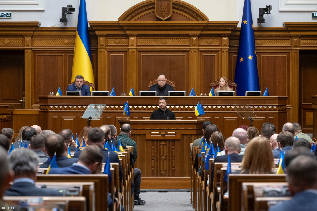 Volodimir Zelenszkij ukrán elnök a parlament ülésén bemutatja az úgynevezett „győzelmi tervet” Kijevben 2024. október 16-án