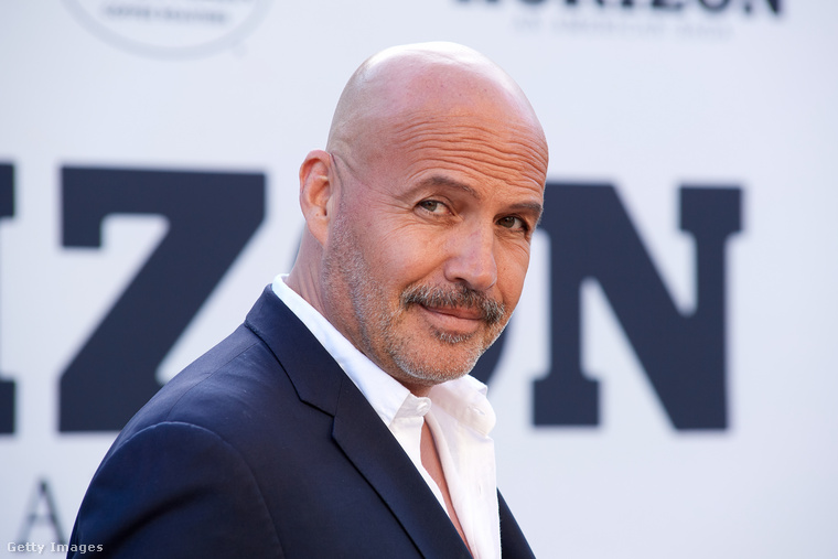 Billy Zane is inkább már csak az orra alatt növeszt némi szőrt az utóbbi években, pedig a Titanic sztárja, aki igazán az 1989-es Halálos nyugalom című filmmel robbant be a hollywoodi hírességek közé egy igazi samponreklám volt