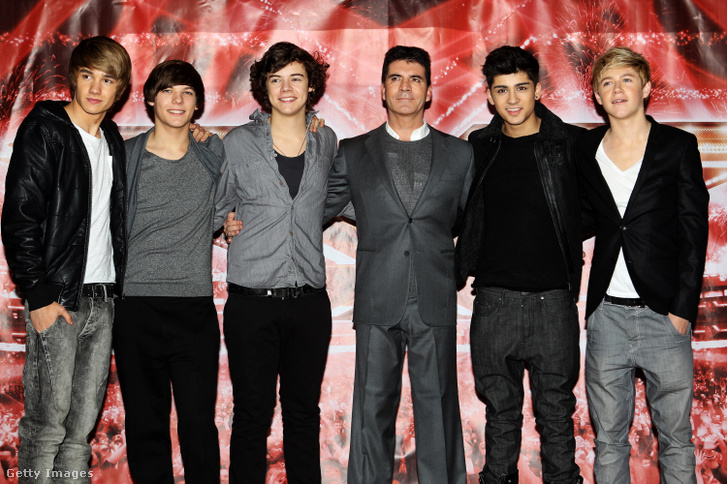 Simon Cowell (k) és a One Direction tagjai a 2010-es X-faktorban, Londonban