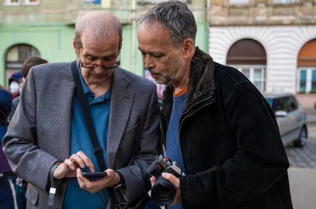 Halász Gábor (balra) családi fényképeket mutat a zsidó ellenállás miatt megölt másodnagybácsiról