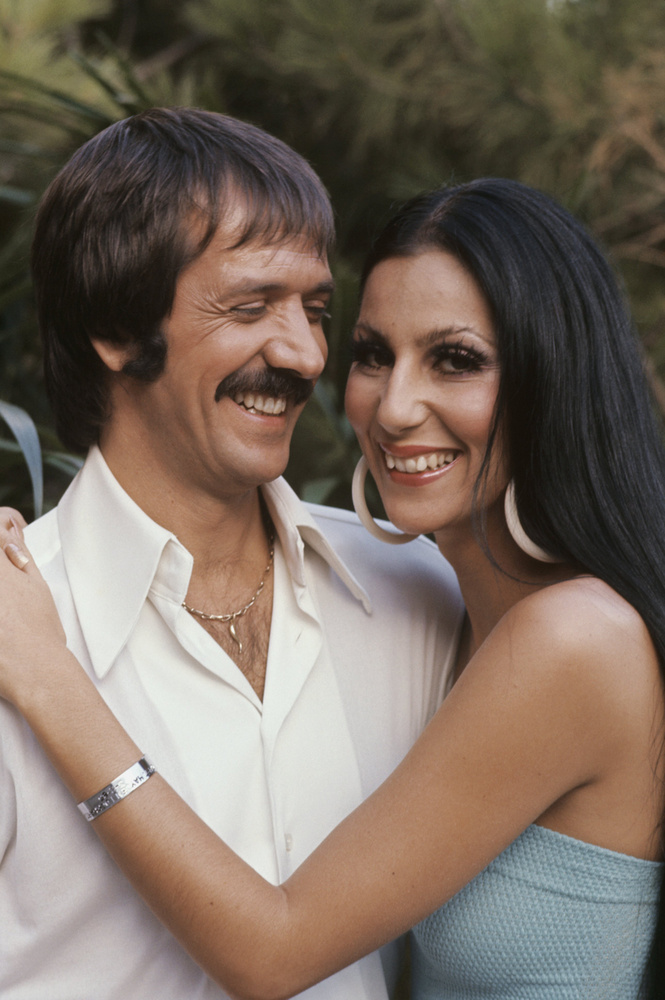 Sonny Bono színész-énekest és dalszerzőt mindenki Cher másik feleként ismerte meg a 70-es években, ám a férfi élezte második felében a showbizniszből a politikára váltott, és polgármester, majd kaliforniai kongresszusi képviselő lett.