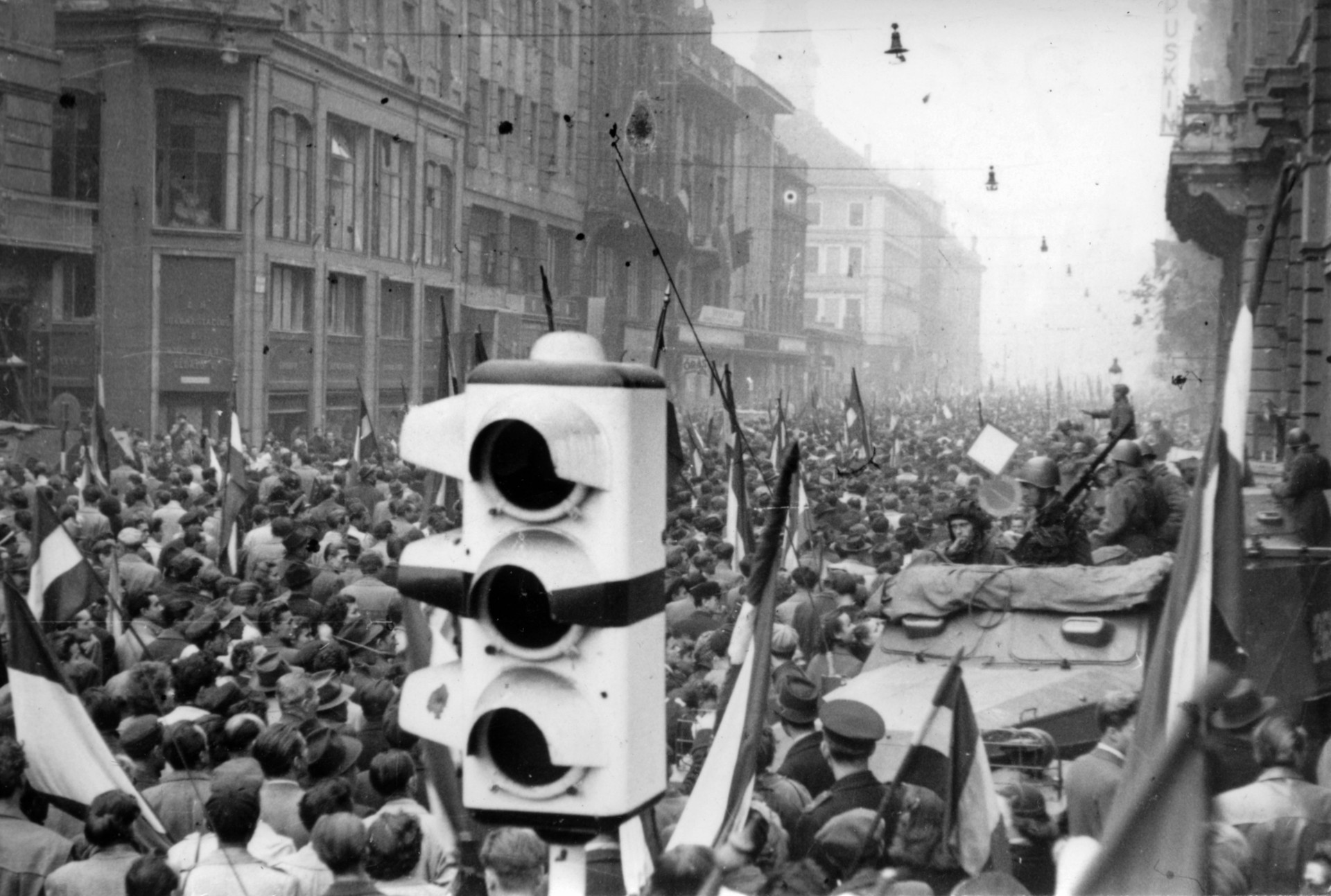 Az Astoria előtti tömegtüntetésen részt vevők a Felszabadulás tér (Ferenciek tere) felé vonulnak