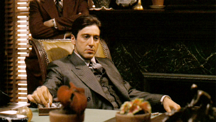 Al Pacino mint Michael Corleone A keresztapa című filmben. A jelenet a Don otthoni irodájában játszódik 1955-ben. Az első mozibemutatóra 1972. március 15-én került sor