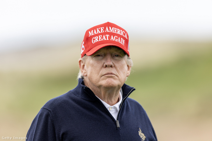 Donald Trump volt amerikai elnök golfozás közben a Turnberry golfpályáján 2023. május 2-án