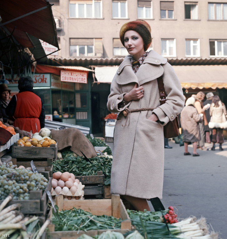 Lantos Piroska manöken egy tavaszi kabátban, egy fővárosi piacon 1969. március 5-én