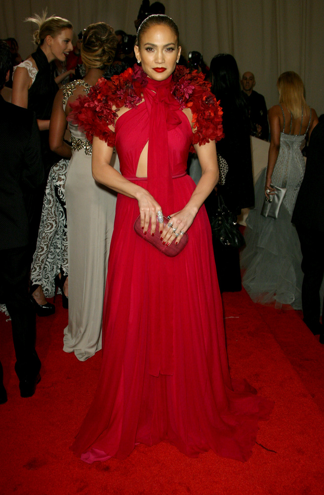 Jennifer Lopez: lenyűgöző megjelenés az Alexander McQueen Costume Institute GálánJennifer Lopez a 2011-es Costume Institute Gálán, amely Alexander McQueen tiszteletére került megrendezésre, egy lélegzetelállító vörös ruhában jelent meg