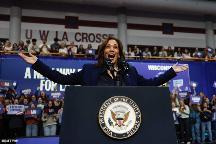 Kamala Harris kampányrendezvényt tart a Wisconsin-La Crosse-i egyetemen az amerikai Wisconsin állambeli La Crosse-ban 2024. október 17-én