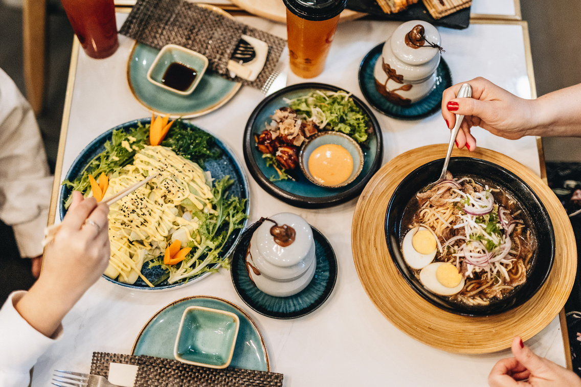 Mangó-avokádó saláta, középen a Takoyaki octopus, jobb oldalon az Indochina ramen