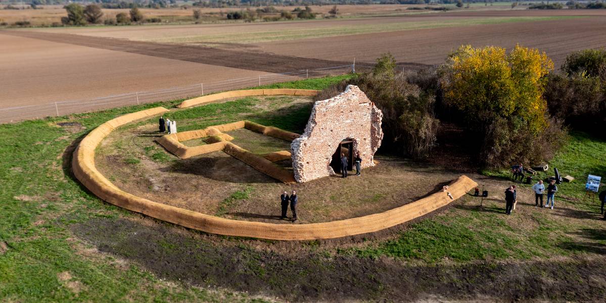 Újra kirajzolódnak egy 13. századi templomrom alapfalai