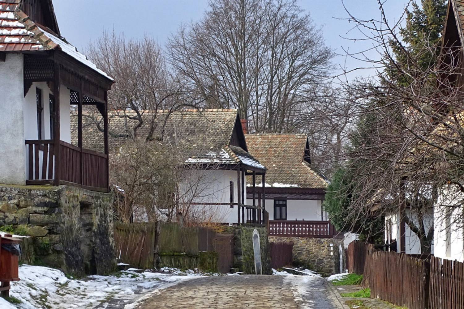 Hollókő zsákfaluja 1987 óta az UNESCO világörökség része. Középkori hangulatú vára és a macskaköves utcái télen mesebeli tájjá változnak. A falusi porták és a Palóc Múzeum is különleges élményt nyújtanak, így ide mindenképp érdemes egyszer az életben ellátogatni.