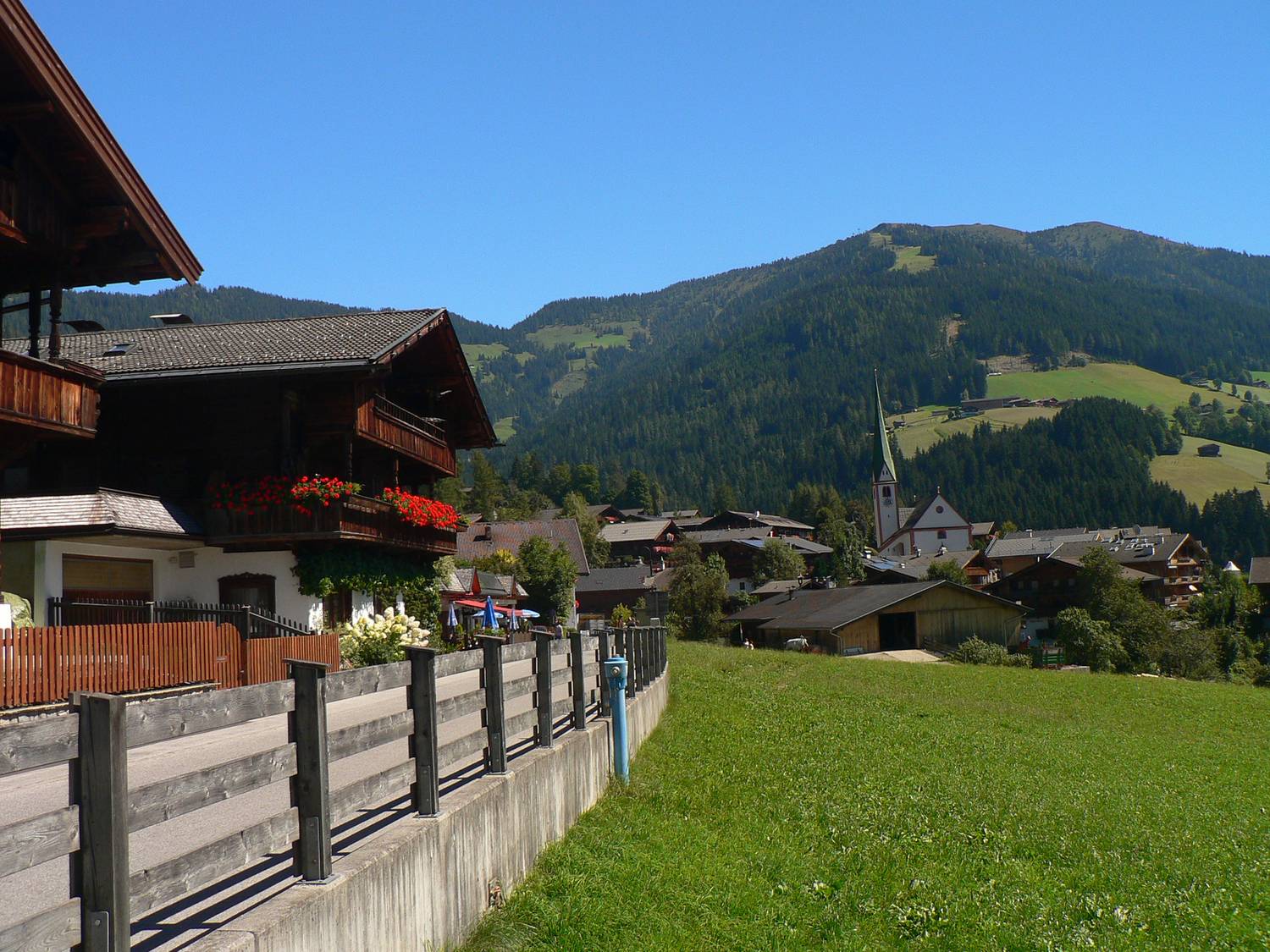 Alpbach az egyik legszebb tiroli faluként ismert, hagyományos fából épült házainak virágos ablakai és erkélyei tényleg egy képeslapra illenének. Itt is rengeteg túrázási és kerékpározási lehetőség van, és a téli sportok rajongói is bőven kiélhetik magukat.