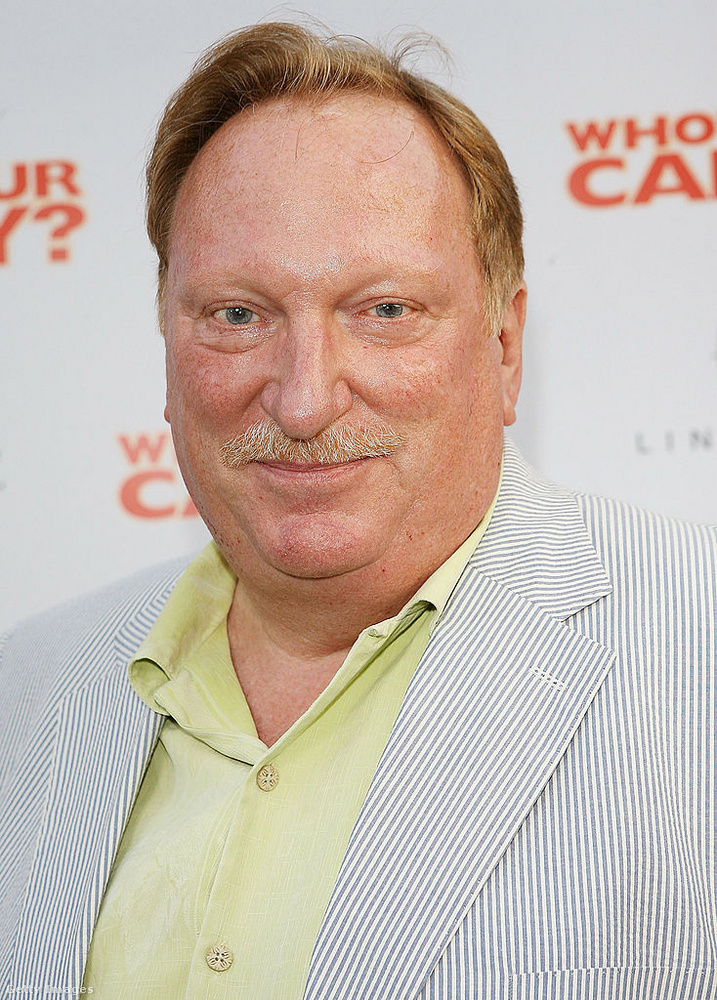 Jeffrey Jones&nbsp;A’80-as évek egyik ikonikus színésze volt, akire főként a Meglógtam a Ferrarival című film szigorú igazgatójaként emlékezhetünk