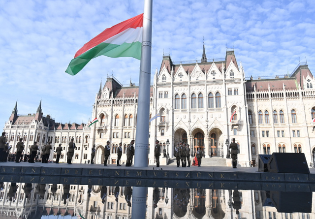 Így alakul az üzletek nyitvatartása október 23-án, a boltzár idején