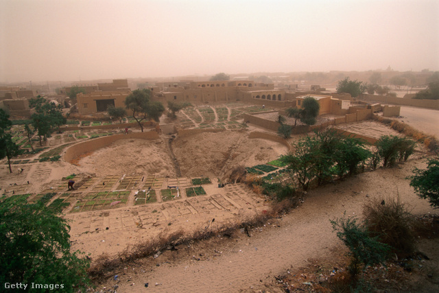 Egy mély kút Timbuktu száraz és poros környezetében