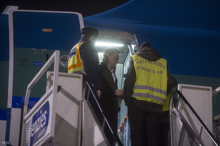 Francis Ciarán Tobin megérkezik Budapestre a Liszt Ferenc-repülőtérre 2014. január 13-án. Az ír gázolóként ismertté vált férfi csaknem 14 évvel a Leányfalun történt két gyermek halálát okozó baleset után megkezdi büntetését Magyarországon.