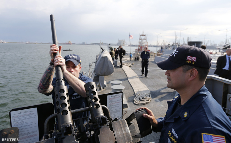 A Fekete-tengeren állomásozó USS Donald Cook legénysége fegyverkarbantartás közben