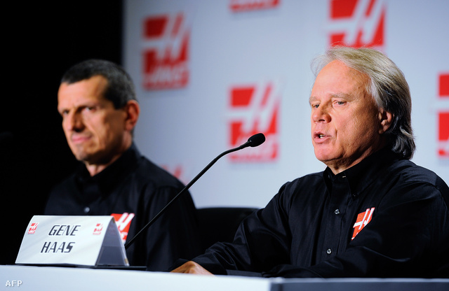 Gene Haas a Haas Formula első sajtótájékoztatóján. A háttérben Günther Steiner csapatfőnök