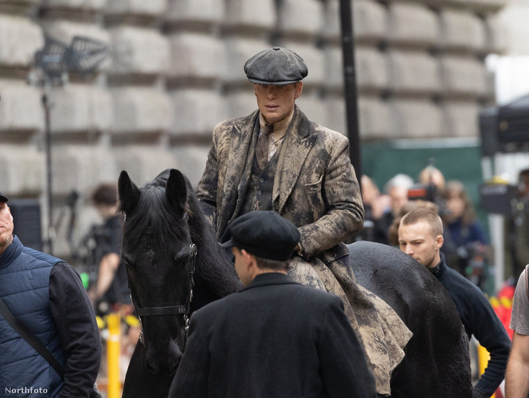 Cillian Murphy-t a 2013-tól 2019-ig futó Peaky Blinders című sorozat után öt évvel készülő Netflix-film forgatásán kapták lencsevégre Birminghamben, Tommy Shelby szerepében.A 48 éves ír színész a gengszter védjegyének számító sapkát viselte, miközben az arcáról művér csöpögött, a testét pedig egy sárosnak tűnő zakó és öltöny fedte