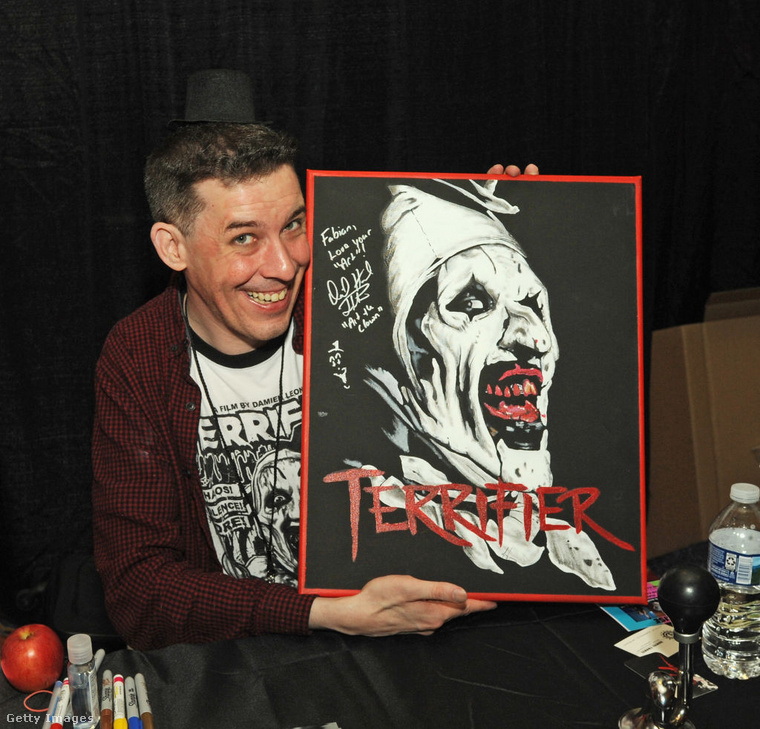 David Howard Thornton mint Art the Clown a Terrifier című filmben&nbsp;Art the Clown nem egy hétköznapi bohóc, hanem a horrorfilmek egyik legújabb rémisztő figurája, aki mindenkit borzongásra késztet