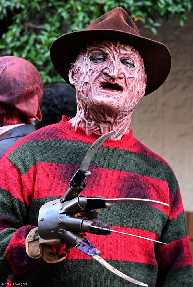 Robert Englund mint Freddy Krueger a Rémálom az Elm utcában (1984)&nbsp;Robert Englund neve egyet jelent a horrorfilmek egyik legismertebb gonosztevőjével, Freddy Kruegerrel, akit először az 1984-ben bemutatott Rémálom az Elm utcában (A Nightmare on Elm Street) című filmben alakított