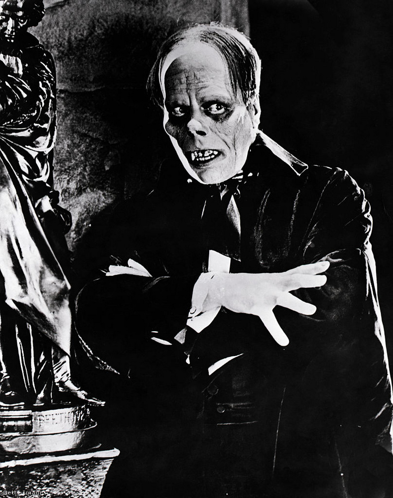 Lon Chaney mint a Fantom az Operaház fantomjában (1925)&nbsp;Lon Chaney, Hollywood egyik legkorábbi sztárja, a „maszkok mestere” volt, aki híresen alakította az Operaház fantomja című film borzalmasan eltorzult zeneszerzőjét