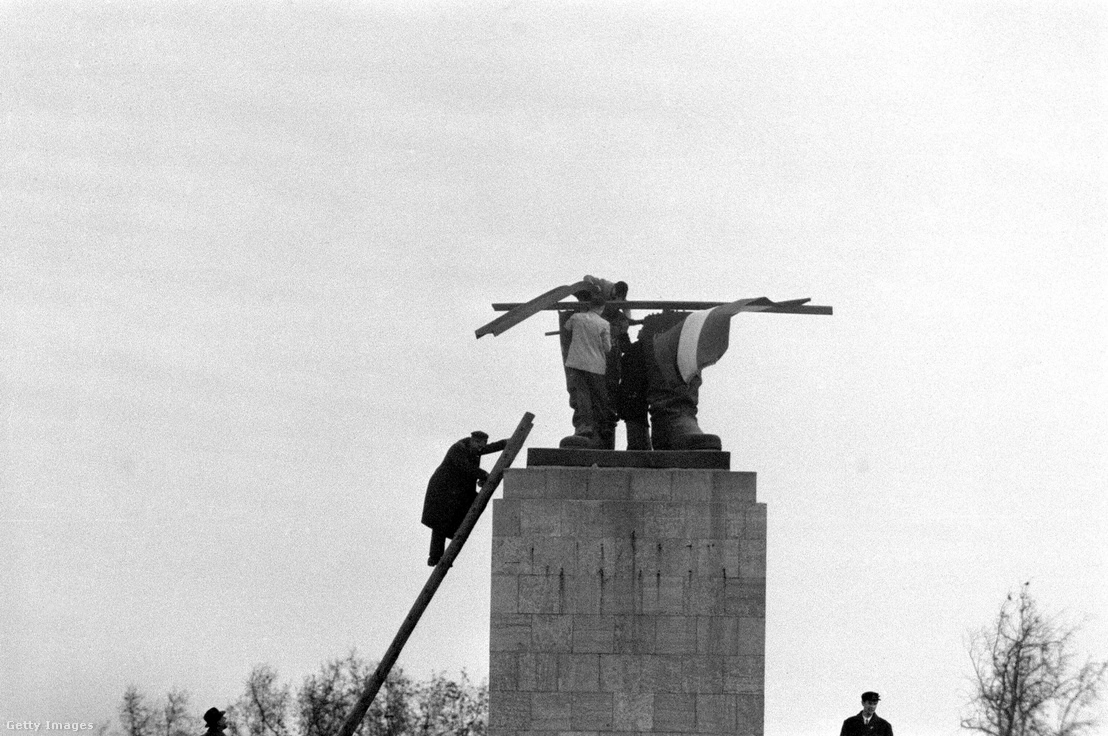 A Sztálin-szobor ledöntése 1956. október 23-án