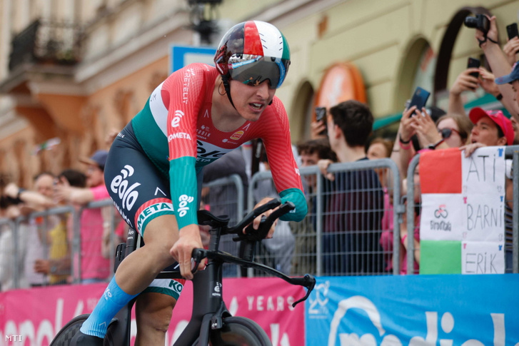 Fetter Erik a 105. Giro d’Italia országúti kerékpáros körverseny második szakaszán, az egyéni időfutam befutóján a budai Várban, a Szentháromság téren, Budapesten 2022. május 7-én