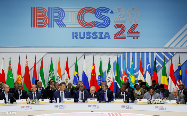 Vlagyimir Putyin a BRICS-csúcstalálkozó plenáris ülésén az oroszországi Kazanyban 2024. október 24-én