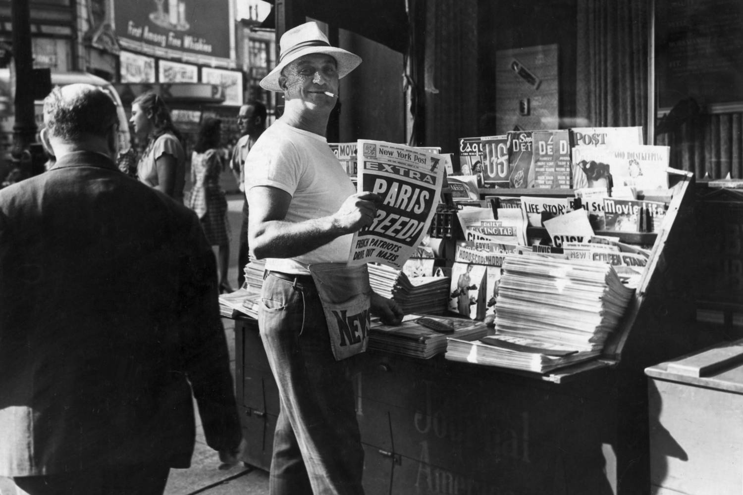 A pólók sokáig csupán alsóneműnek számítottak. A klasszikus fehér ruhadarab először az I. világháborúban vált az amerikai hadsereg egyenruhájának részévé. Idővel a pólókat a civilek számára is elkezdték forgalmazni. De csak a háború befejezése után váltak mindenütt elterjedtté. A katonák ugyanis megszokták a póló kényelmét, és elkezdték beépíteni a mindennapi viseletükbe.