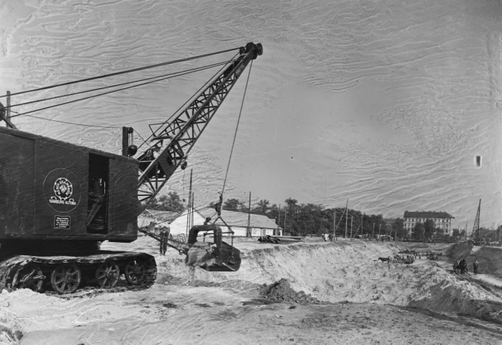 Hungária körút a Kerepesi útnál, háttérben a 24-es és a 38-as villamos végállomása és a Ferenc József lovassági laktanya 1941-ben