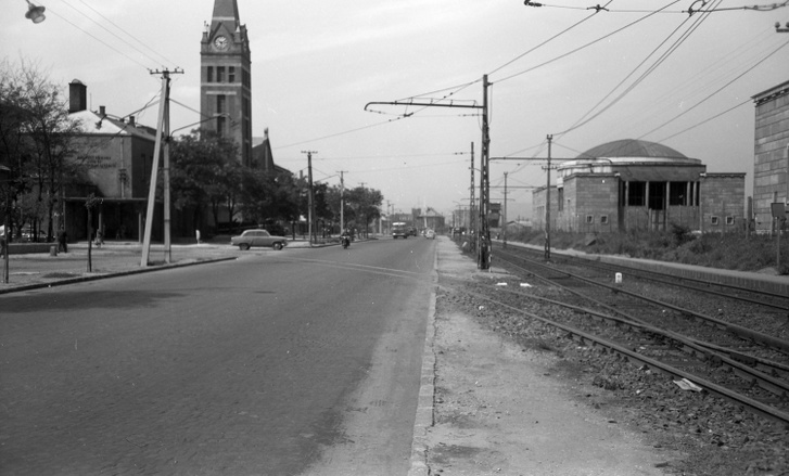 Kerepesi út, balra a Százados út torkolata és a Lisieux-i Szent Teréz-templom (Törökőri templom). Jobbra a metró és a gödöllői HÉV Hungária körúti, közös végállomása (később lebontásra került). Előtte az ekkor a Keleti pályaudvarig közlekedő HÉV vonala 1961-ben