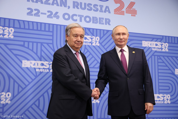 Vlagyimir Putyin köszönti António Guterres ENSZ-főtitkárt a BRICS-csúcstalálkozón 2024. október 24-én Kazanyban, Oroszországban