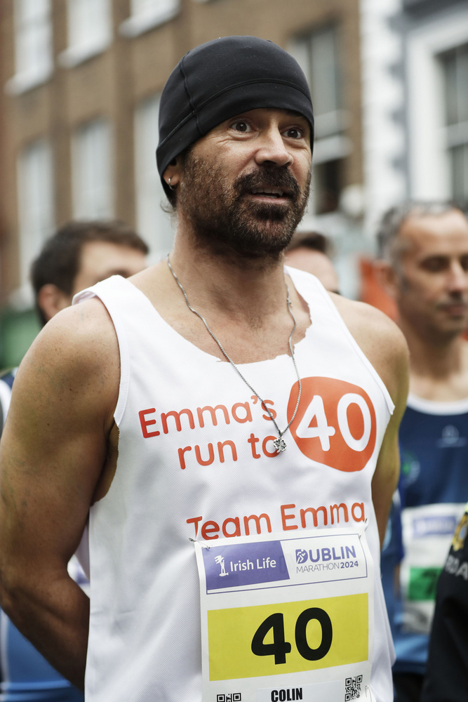 Colin Farrell hatalmas arcbozont és sapka alá rejtette a szívtipró imidzsét, amikor a jótékonysági Irish Life Dublin Marathon távját teljesítette, nem is egyedül, hanem egy barátja kerekesszékét tolva.