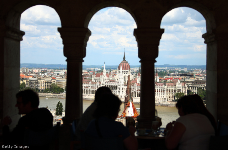 A Parlament épülete a budai várból nézve 2010. május 30-án