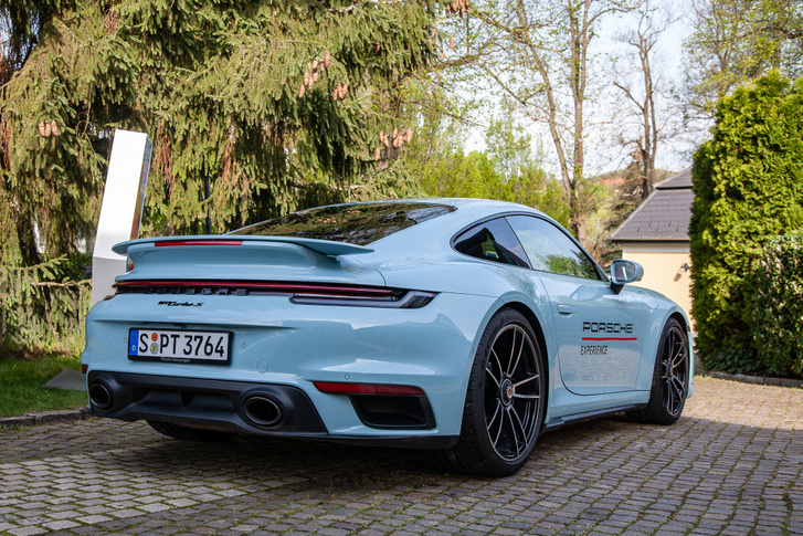 Ez a jelenlegi 911 Turbo S, ami elektromos rásegítés nélkül is 650 lóerőt és 800 Nm-t tud