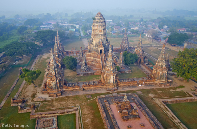 A Wat Chai Wattanaram csupán egy a sok ayutthayai rom közül, amelyet kiszabadítottak a dzsungel fogságából