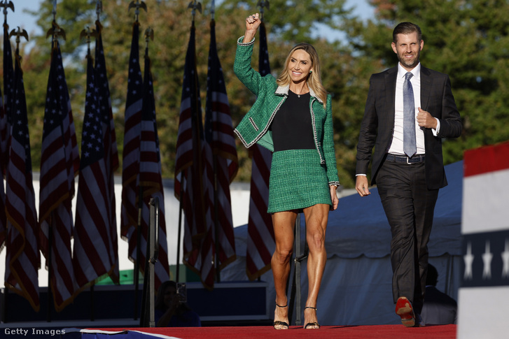 Eric Trump és felesége, Lara egy kampányrendezvényen