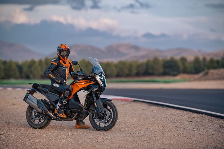 MY25-KTM-1390-SUPER-ADVENTURE-S-EVO-header