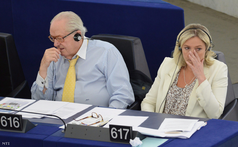 Marine Le Pen a francia szélsőjobboldali Nemzeti Front (FN) elnöke (j) és apja a pártalapító Jean-Marie Le Pen az Európai Parlament plenáris ülésén Strasbourgban.