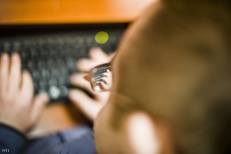 Értelmi fogyatékos fiú dolgozik számítógépén a nagykállói szociolaborban, 2011. március 3-án.