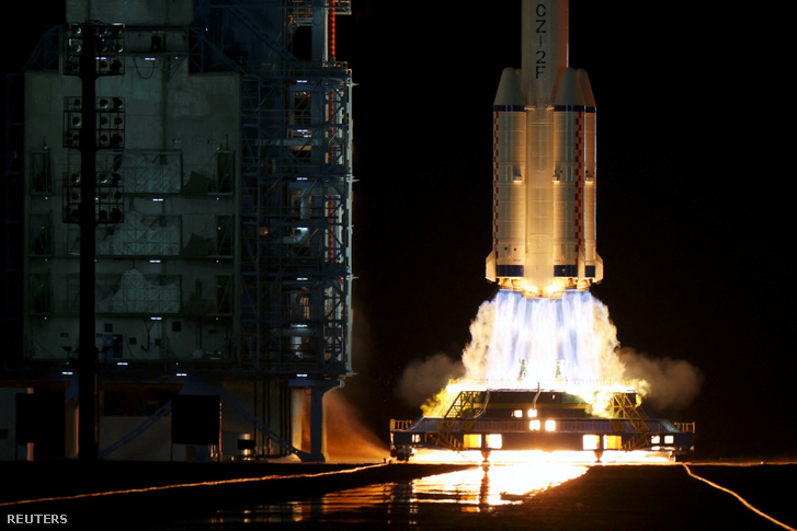 A Shenzhou-19 űrhajót szállító Long March-2F rakéta felszáll a Jiuquan Műholdas Indítóközpontból Jiuquan közelében, Kínában 2024. október 30-án