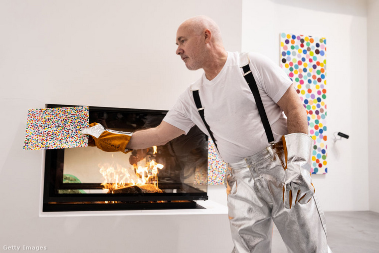 Damien Hirst: a bosszúálló művész&nbsp;Damien Hirst, a brit művészet ikonja, egy évet töltött azzal, hogy zaklatott egy 16 éves fiút, Cartraint, miután az elkészített egy kollázst a művész egyik híres alkotásáról