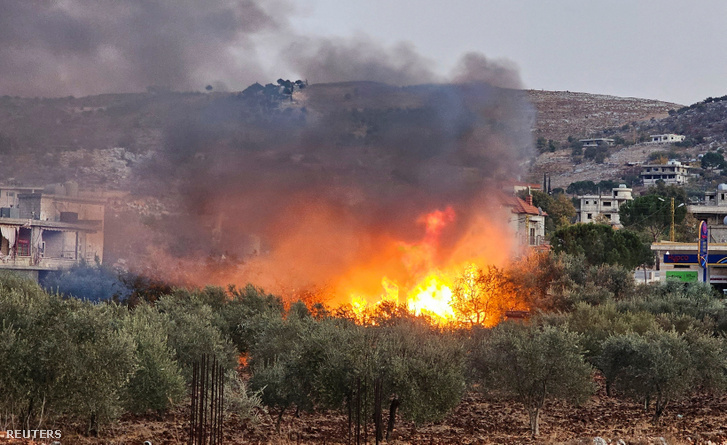 Füst és lángok szállnak fel egy izraeli csapás nyomán a libanoni Bekaa-völgyben lévő Sohmorban 2024. október 30-án