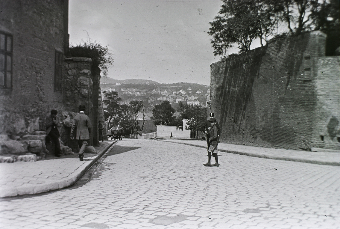 Bécsi kapu tér, az 1896-ban elbontott várkapu helye, 1912